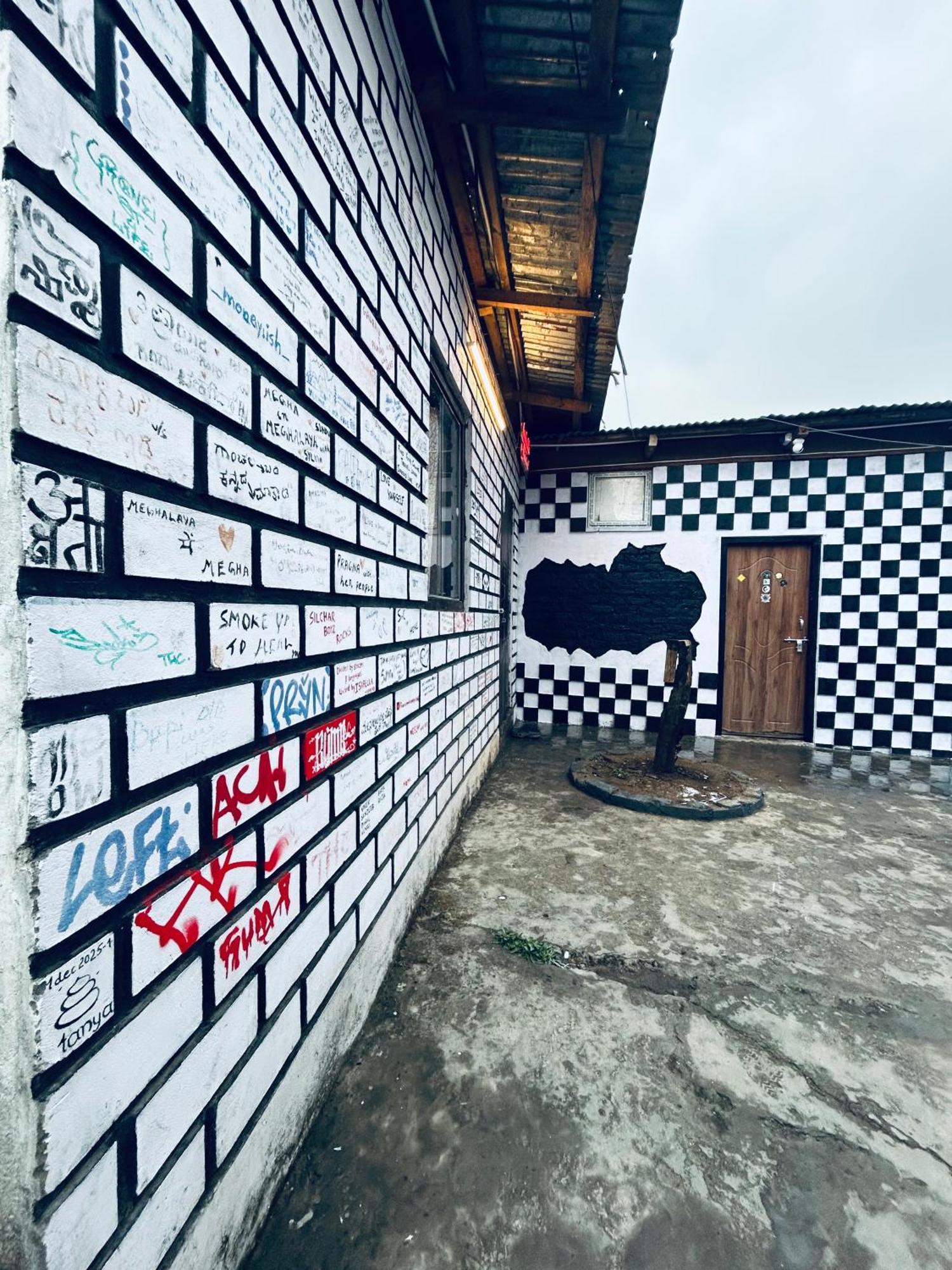 Isabella Hostel Шилонг Екстериор снимка